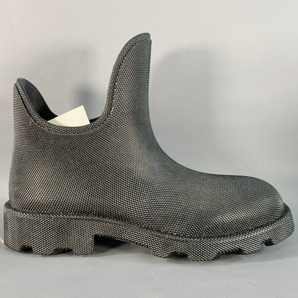 BURBERRY Size 10 Marsh Low Black Textured Rubber Lug Sole Ankle Rain Boots - Picture 2 of 9